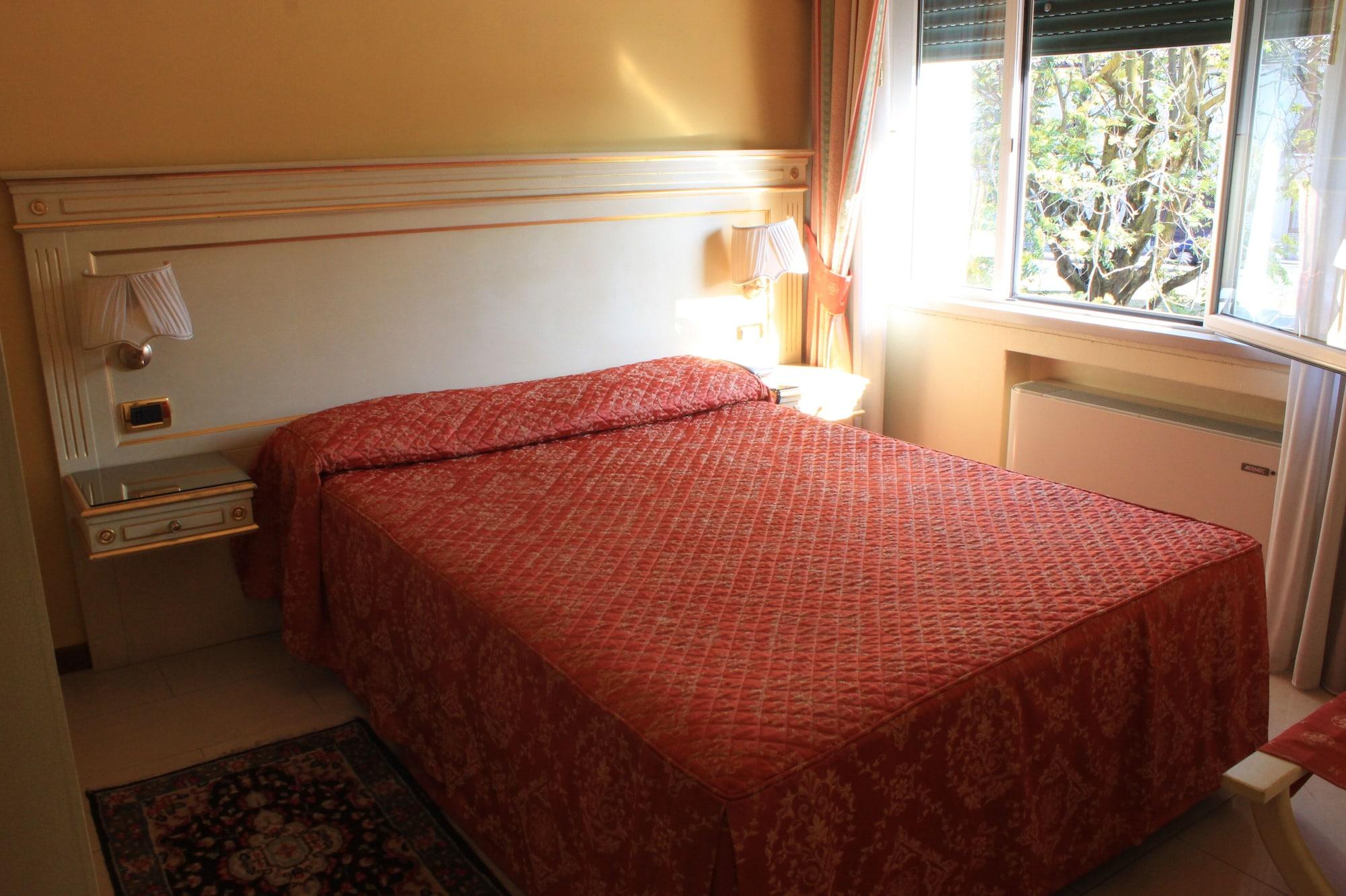 Hotel Estee Desenzano del Garda Exterior photo