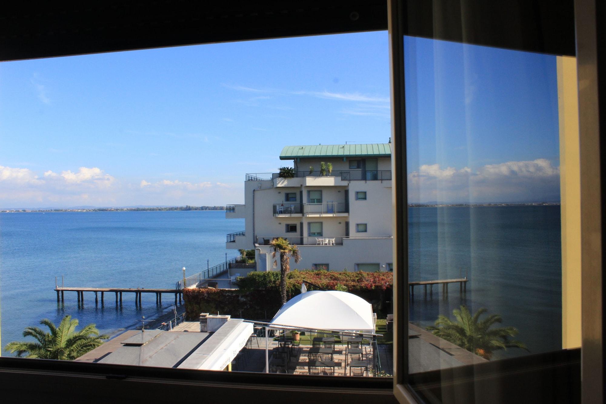 Hotel Estee Desenzano del Garda Exterior photo