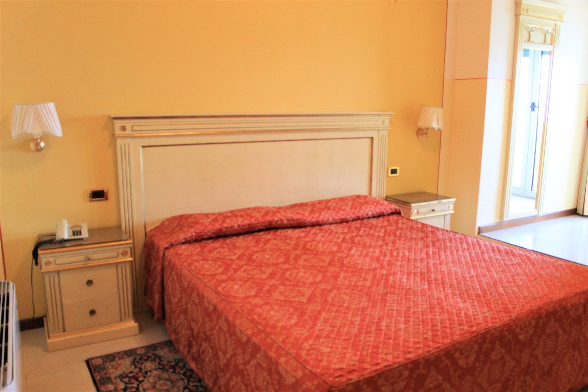 Hotel Estee Desenzano del Garda Exterior photo