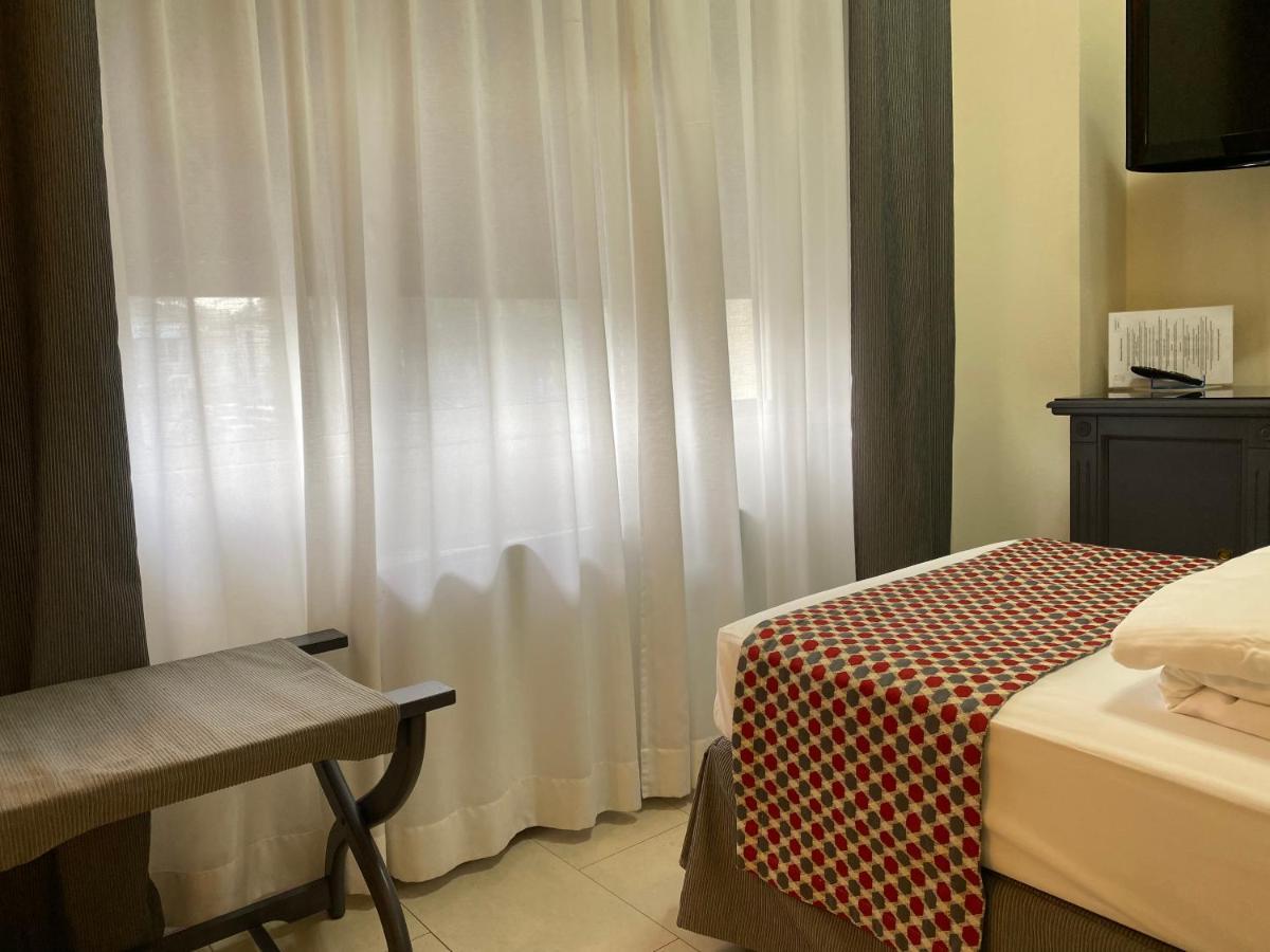 Hotel Estee Desenzano del Garda Exterior photo