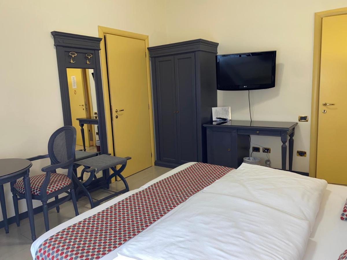 Hotel Estee Desenzano del Garda Exterior photo
