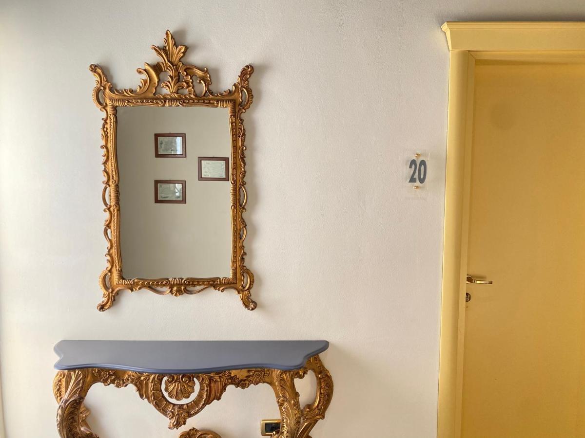 Hotel Estee Desenzano del Garda Exterior photo
