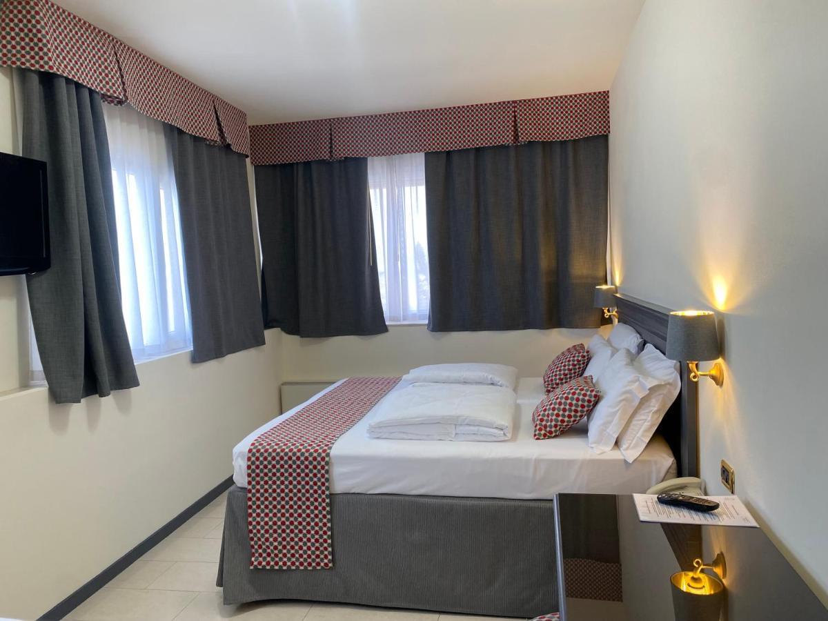 Hotel Estee Desenzano del Garda Exterior photo