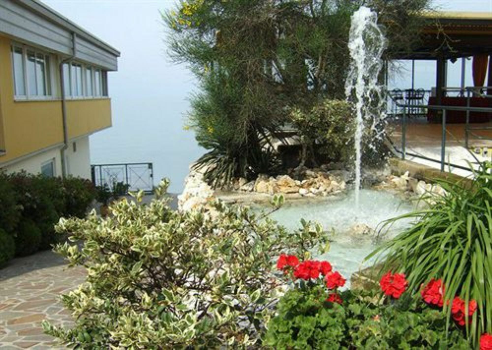 Hotel Estee Desenzano del Garda Exterior photo